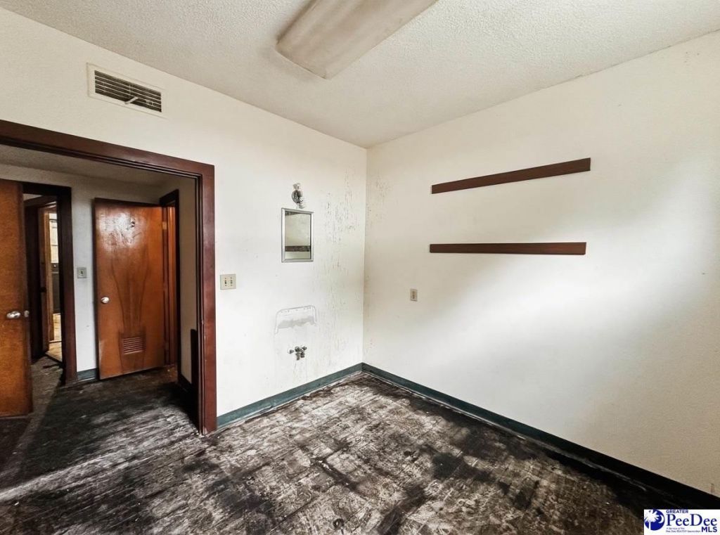 102 W Market St Photo 15