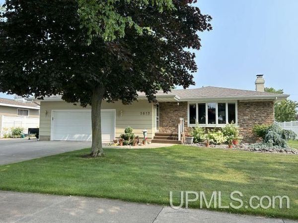 1612 S 18th Avenue, Escanaba, MI 49829