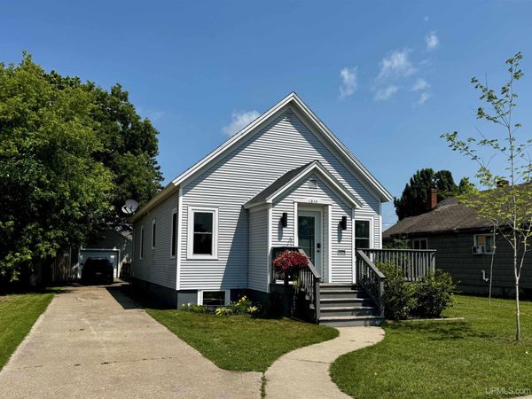 1314 Dakota Avenue, Gladstone, MI 49837