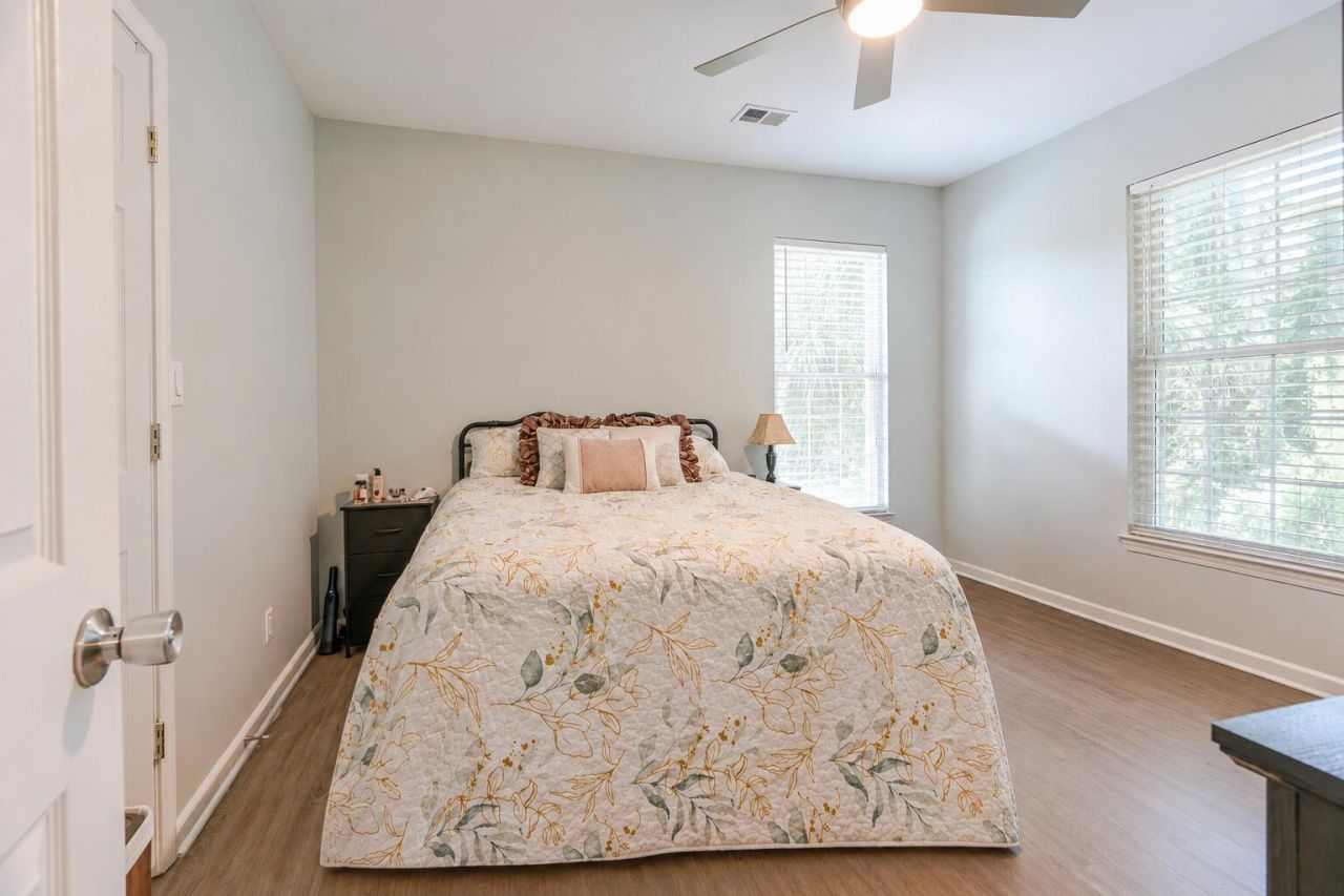 1600 Long Grove Drive Photo 13