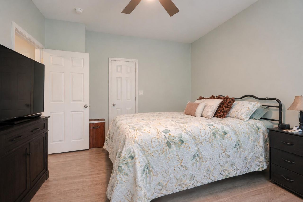 1600 Long Grove Drive Photo 14