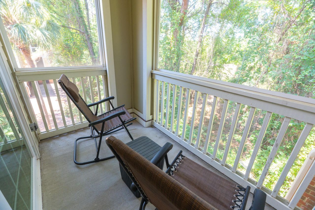 1600 Long Grove Drive Photo 17