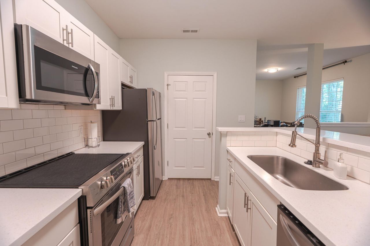 1600 Long Grove Drive Photo 4