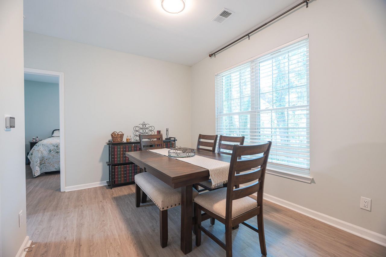 1600 Long Grove Drive Photo 8