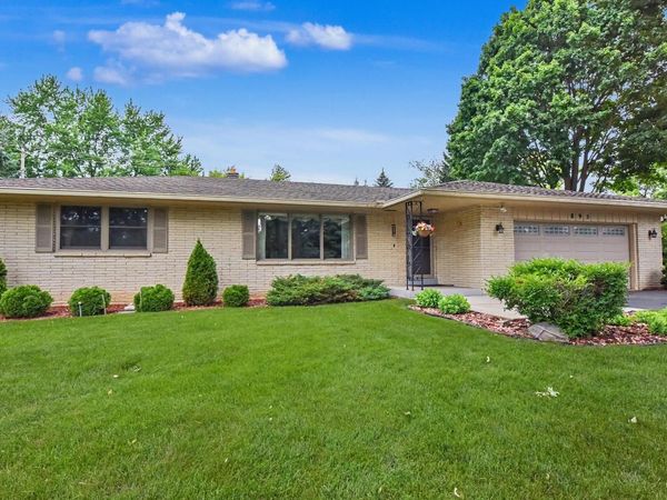 895 Copenhill DRIVE, Waukesha, WI 53186