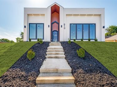 910 Gallant Fox Drive, Dallas, TX 75211