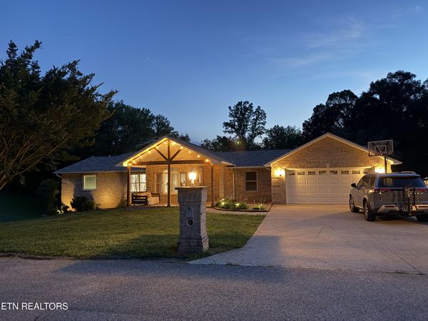 677 Twin Hills Lane, Jacksboro, TN 37757