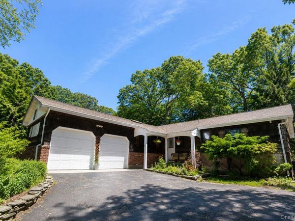 10 Camelot Lane , East Setauket, NY 11733