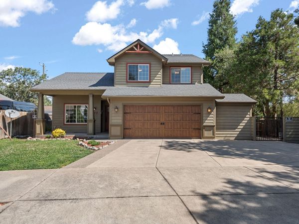 677 Cedar Wood Drive, Eagle Point, OR 97524