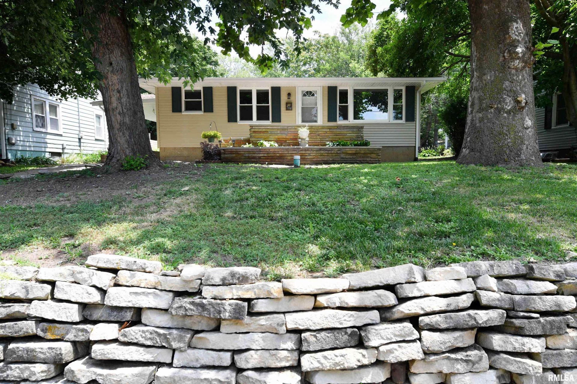 704 E Shore Drive, Pekin, IL 61554 Main Photo
