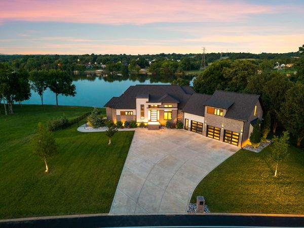 556 Bay Point Dr , Gallatin, TN 37066