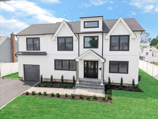 60 Westwood Road S, Massapequa Park, NY 11762