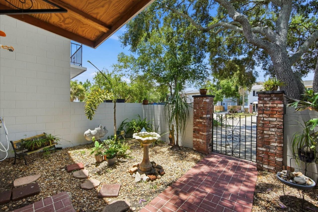 10017 N 52nd Street , Tampa, FL 33617 Photo
