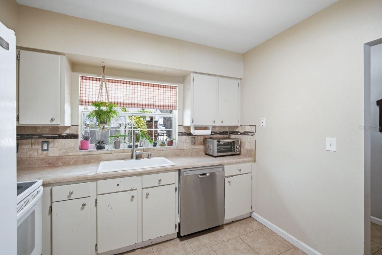 10017 N 52nd Street , Tampa, FL 33617 Photo