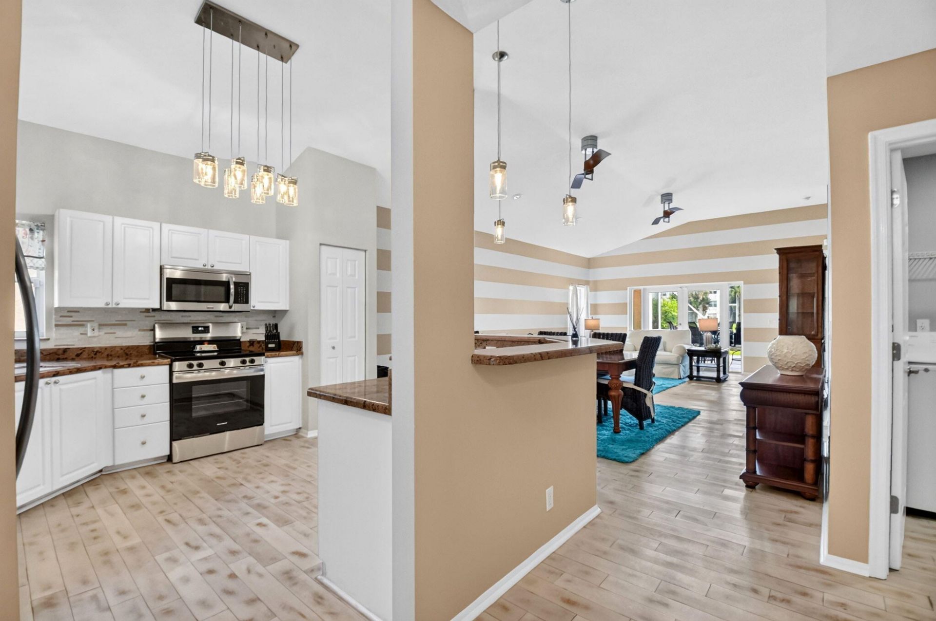 8021 Via Hacienda, Riviera Beach, FL 33418 Photo