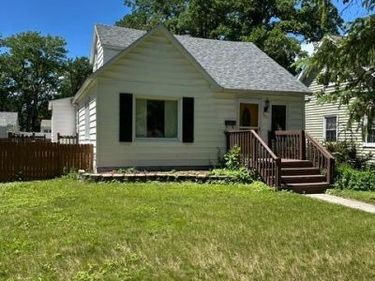321 Tindolph Avenue N, Thief River Falls, MN 56701