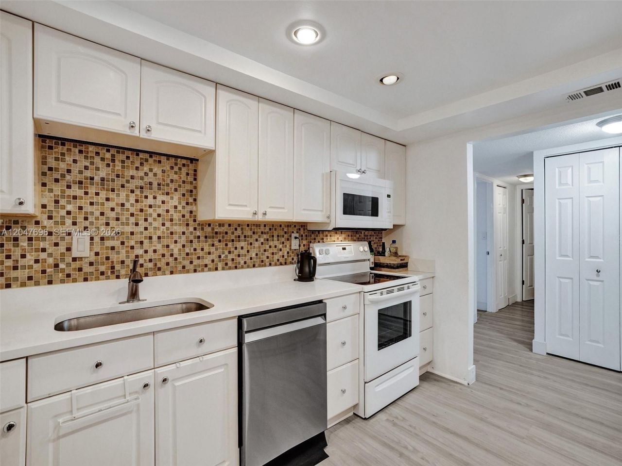 800 Parkview Dr , Unit 131, Hallandale Beach, FL 33009 Photo