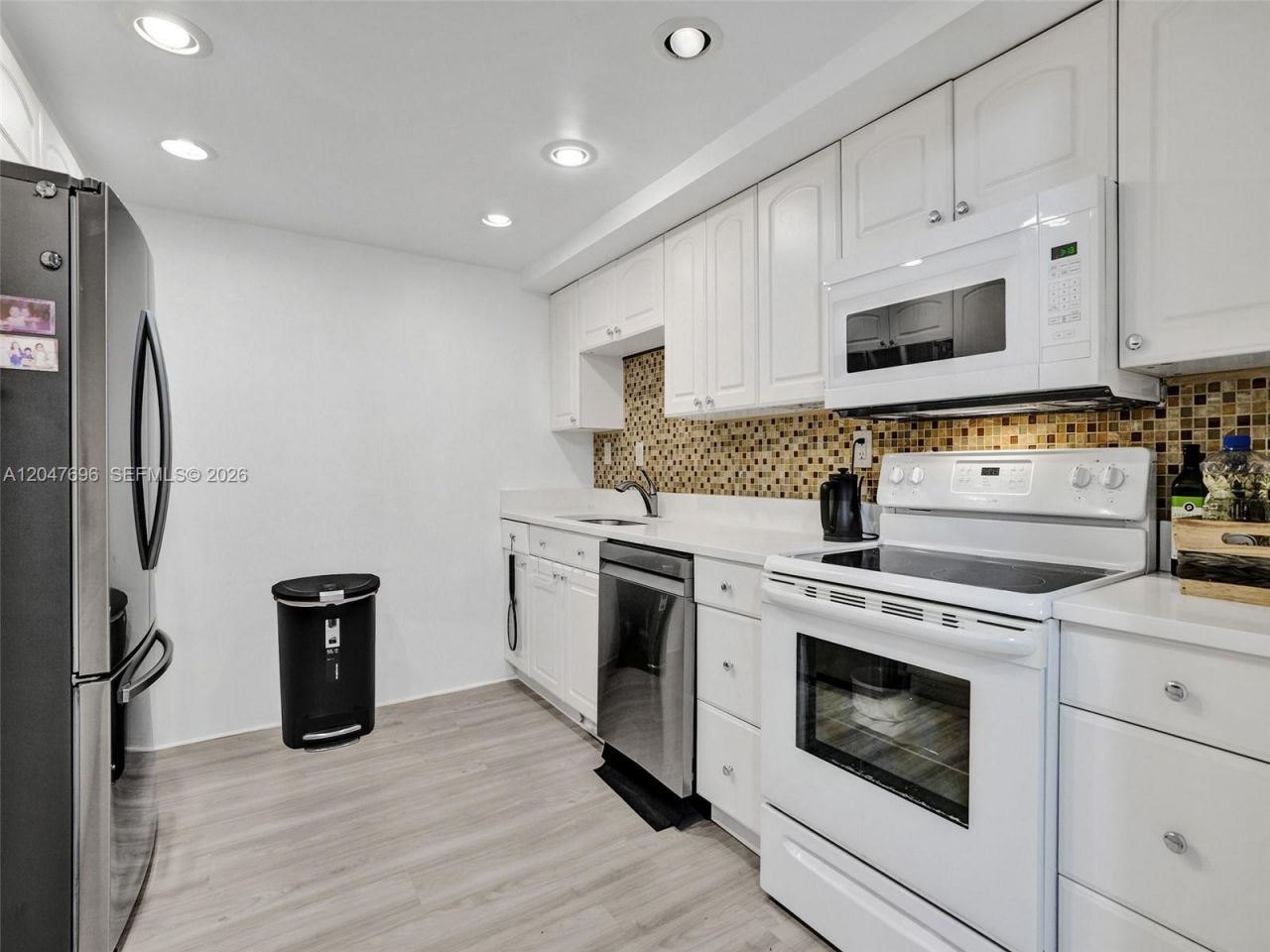 800 Parkview Dr , Unit 131, Hallandale Beach, FL 33009 Photo