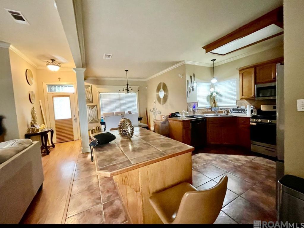 611 S Oleana Dr, Gonzales, LA 70737 Main Photo