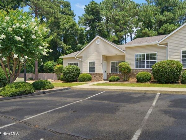 101 E Rhode Island Avenue, Unit M, Southern Pines, NC 28387