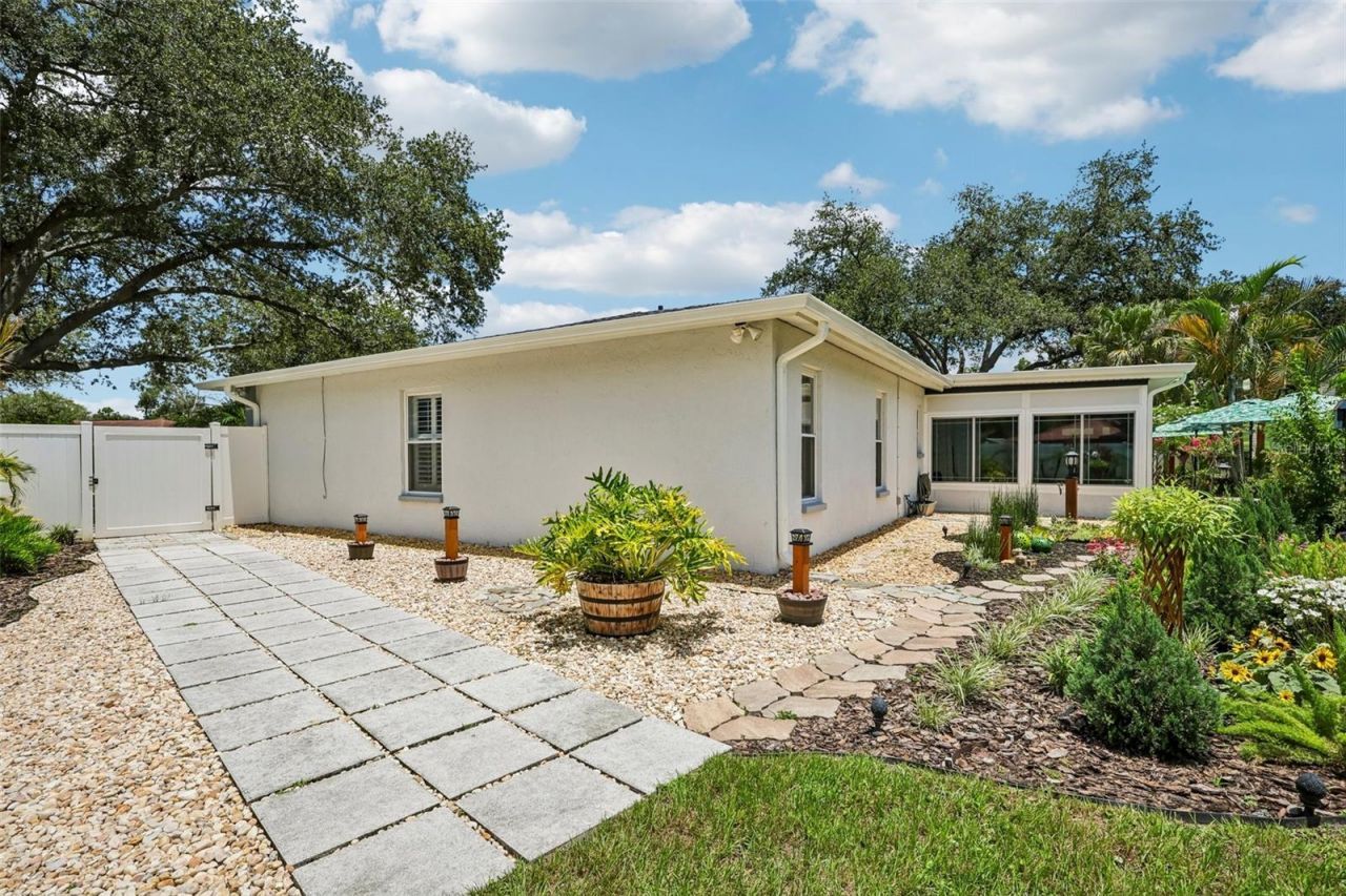 14309 Brentwood Drive , Tampa, FL 33618 Photo