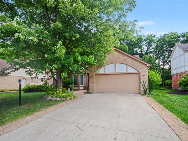 456 Essex Drive, Rochester Hills, MI 48307