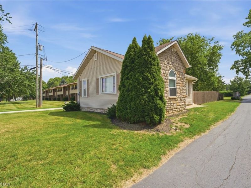 679 Saint Andrews Court, Akron, OH 44312 Photo 2