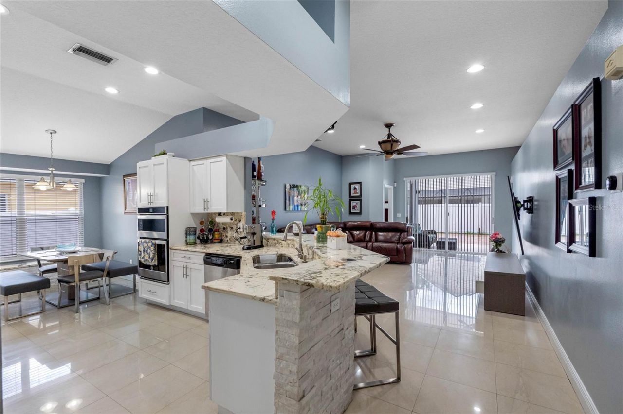 3306 Pin Oak Lane , Tampa, FL 33618 Photo