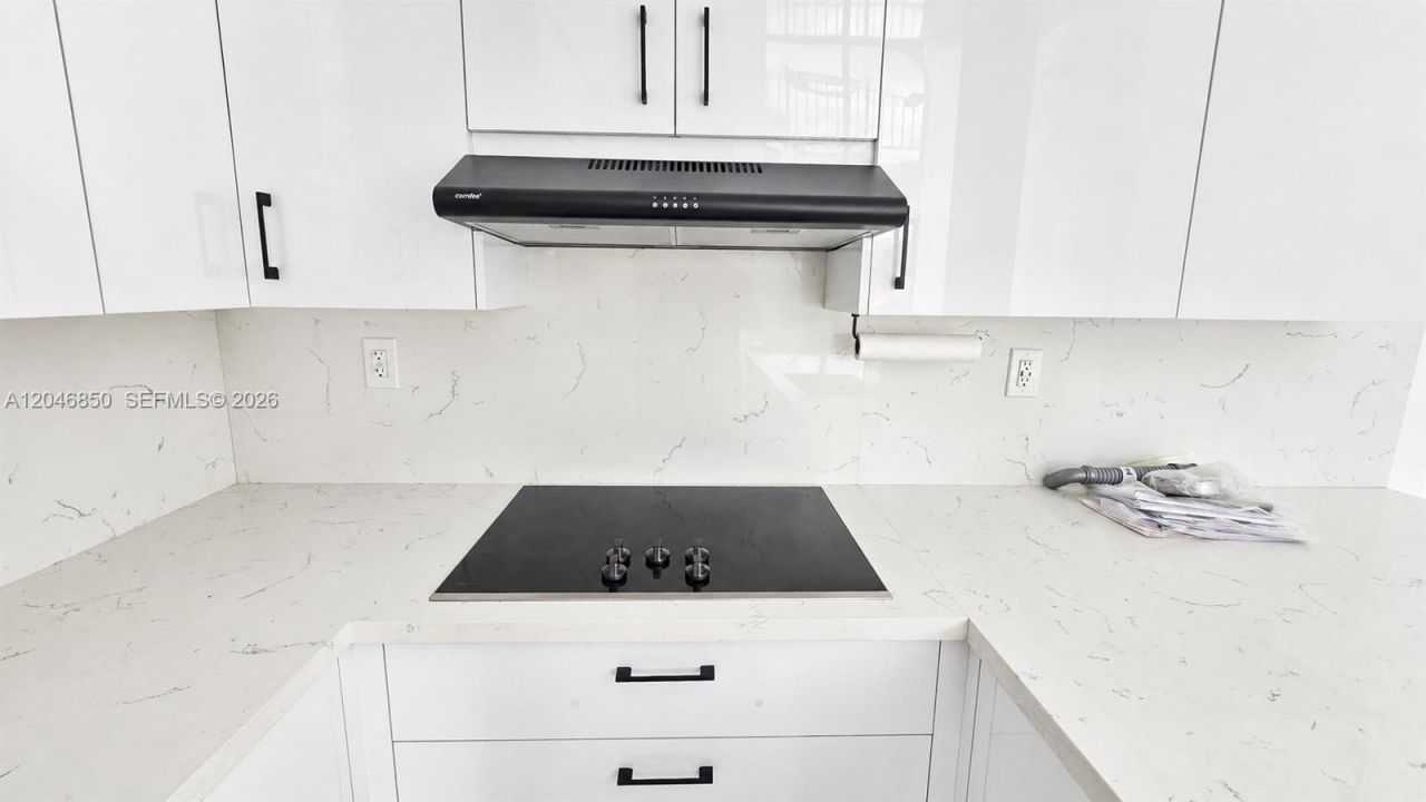 9682 Fontainebleau Blvd, Unit 203, Miami, FL 33172 Photo