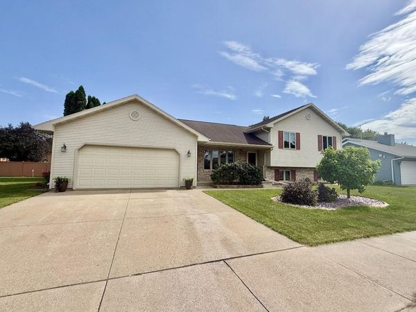1035 Laager LANE, Oshkosh, WI 54902