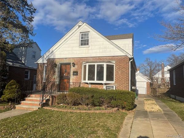 83-27 255th Street , Floral Park, NY 11004