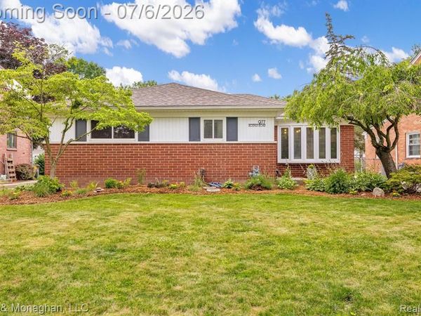 977 ROSLYN Road, Grosse Pointe Woods, MI 48236