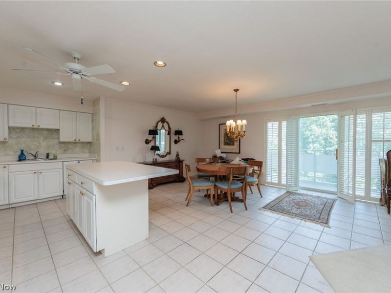 2112 Acacia Park Drive, Unit 511, Lyndhurst, OH 44124 Photo 3