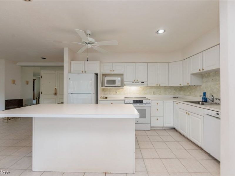 2112 Acacia Park Drive, Unit 511, Lyndhurst, OH 44124 Photo 5