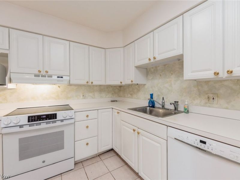 2112 Acacia Park Drive, Unit 511, Lyndhurst, OH 44124 Photo 6