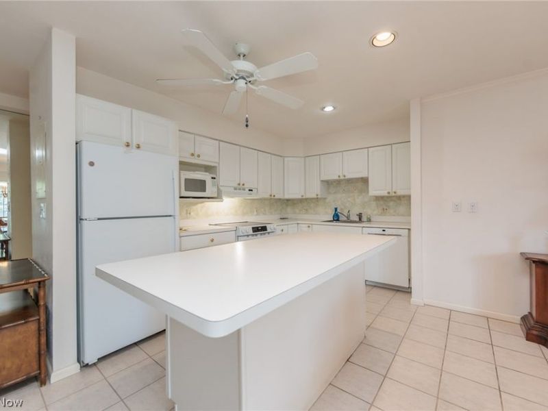 2112 Acacia Park Drive, Unit 511, Lyndhurst, OH 44124 Photo 8
