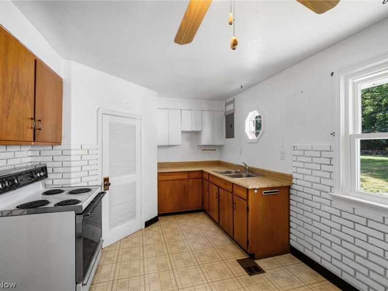 27111 Lynn Drive, Olmsted Township, OH 44138 Photo 6