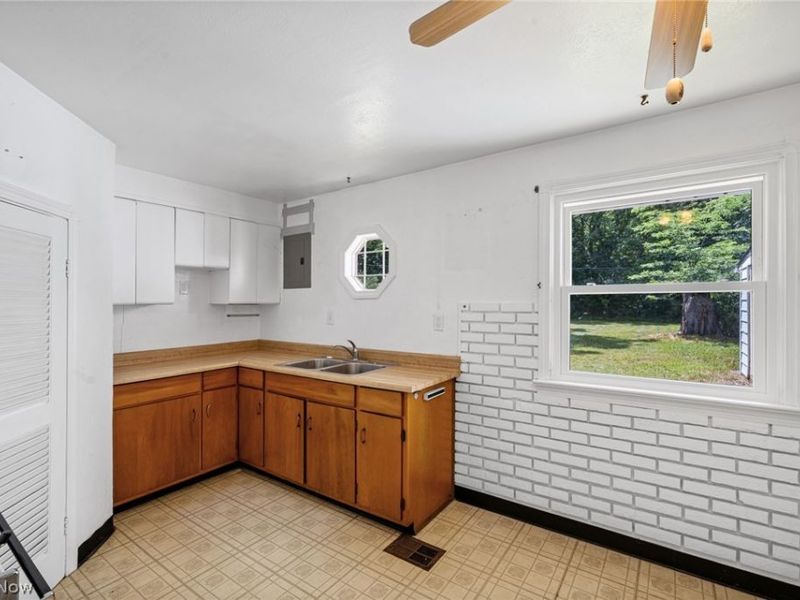 27111 Lynn Drive, Olmsted Township, OH 44138 Photo 8