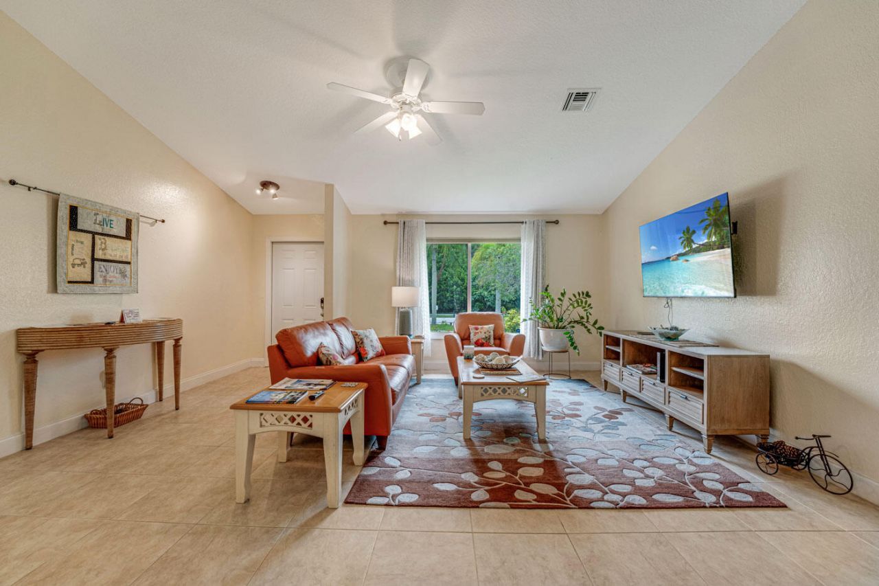 427 Las Palmas Street, Royal Palm Beach, FL 33411 Photo