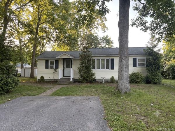 33 Elm Road E, Mastic Beach, NY 11951