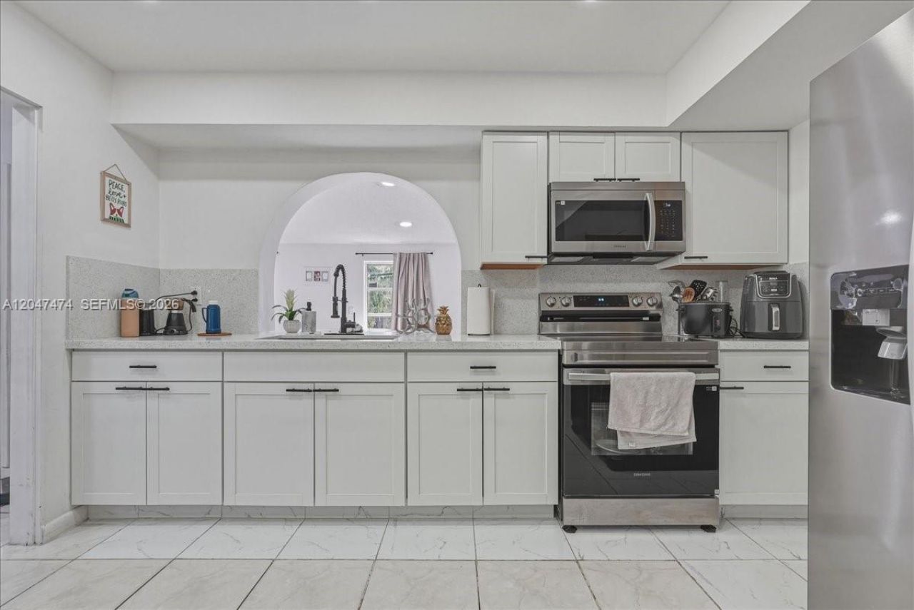 7850 W 16th Ave, Hialeah, FL 33014 Photo
