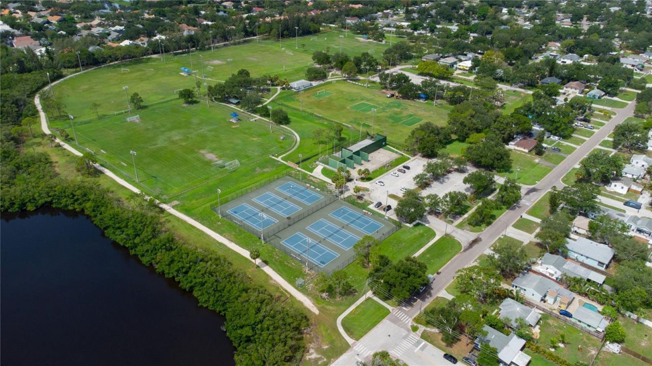 525 Hampton Avenue Ne, Saint Petersburg, FL 33703 Photo