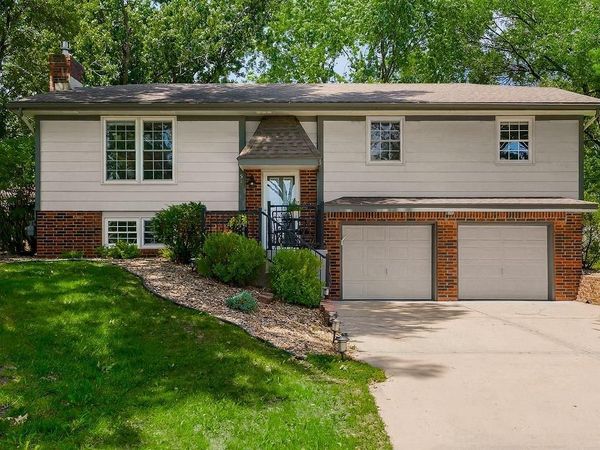 516 Oakbrook Drive, Lansing, KS 66043