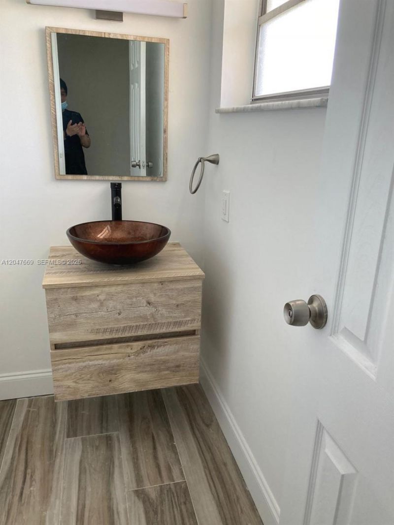 7900 Tatum Waterway Dr , Unit 305, Miami Beach, FL 33141 Photo