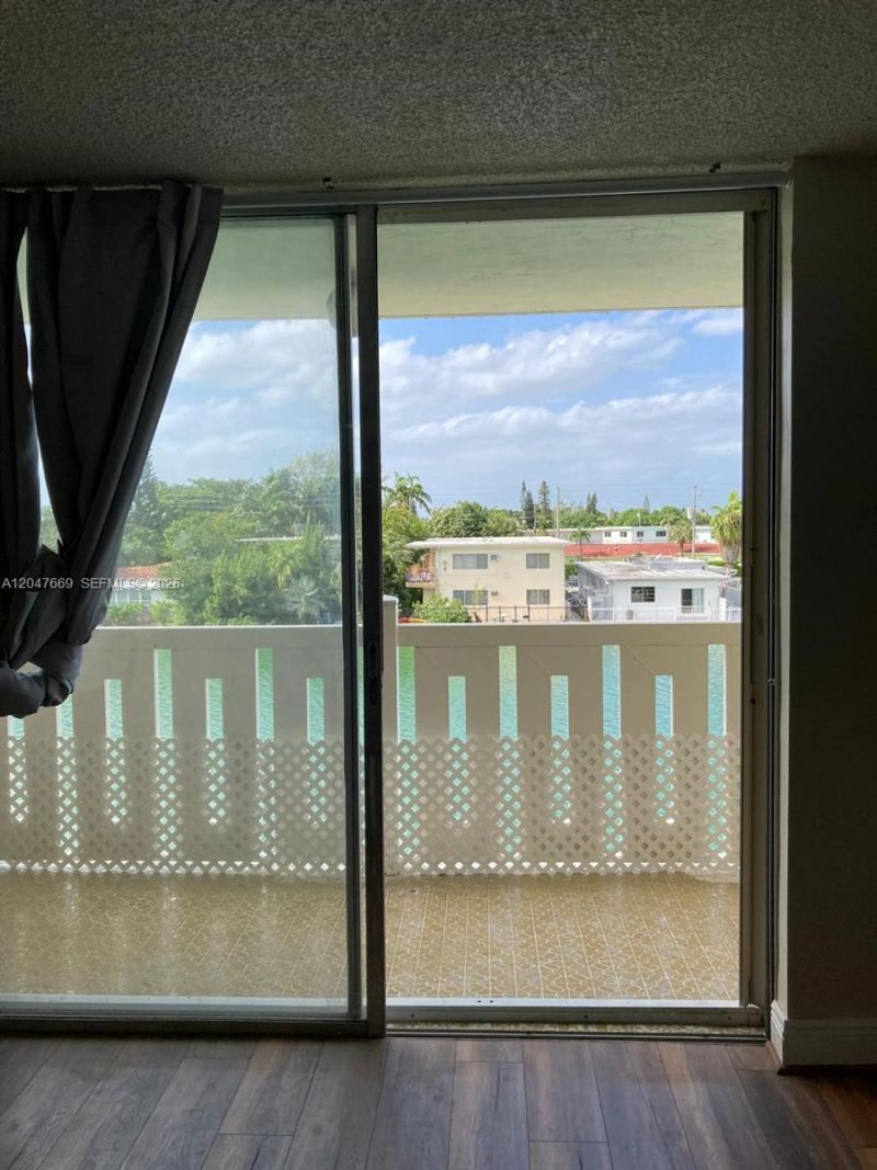 7900 Tatum Waterway Dr , Unit 305, Miami Beach, FL 33141 Photo