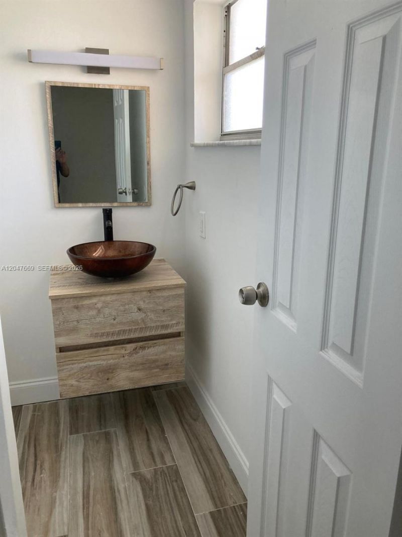 7900 Tatum Waterway Dr , Unit 305, Miami Beach, FL 33141 Photo
