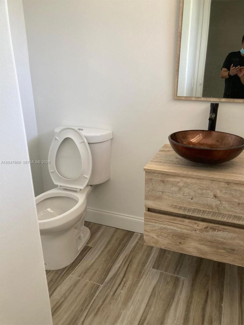 7900 Tatum Waterway Dr , Unit 305, Miami Beach, FL 33141 Photo