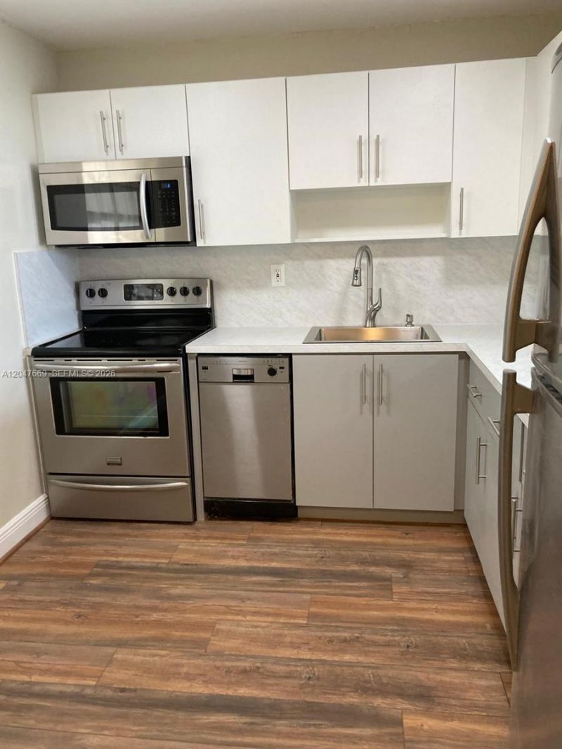 7900 Tatum Waterway Dr , Unit 305, Miami Beach, FL 33141 Photo
