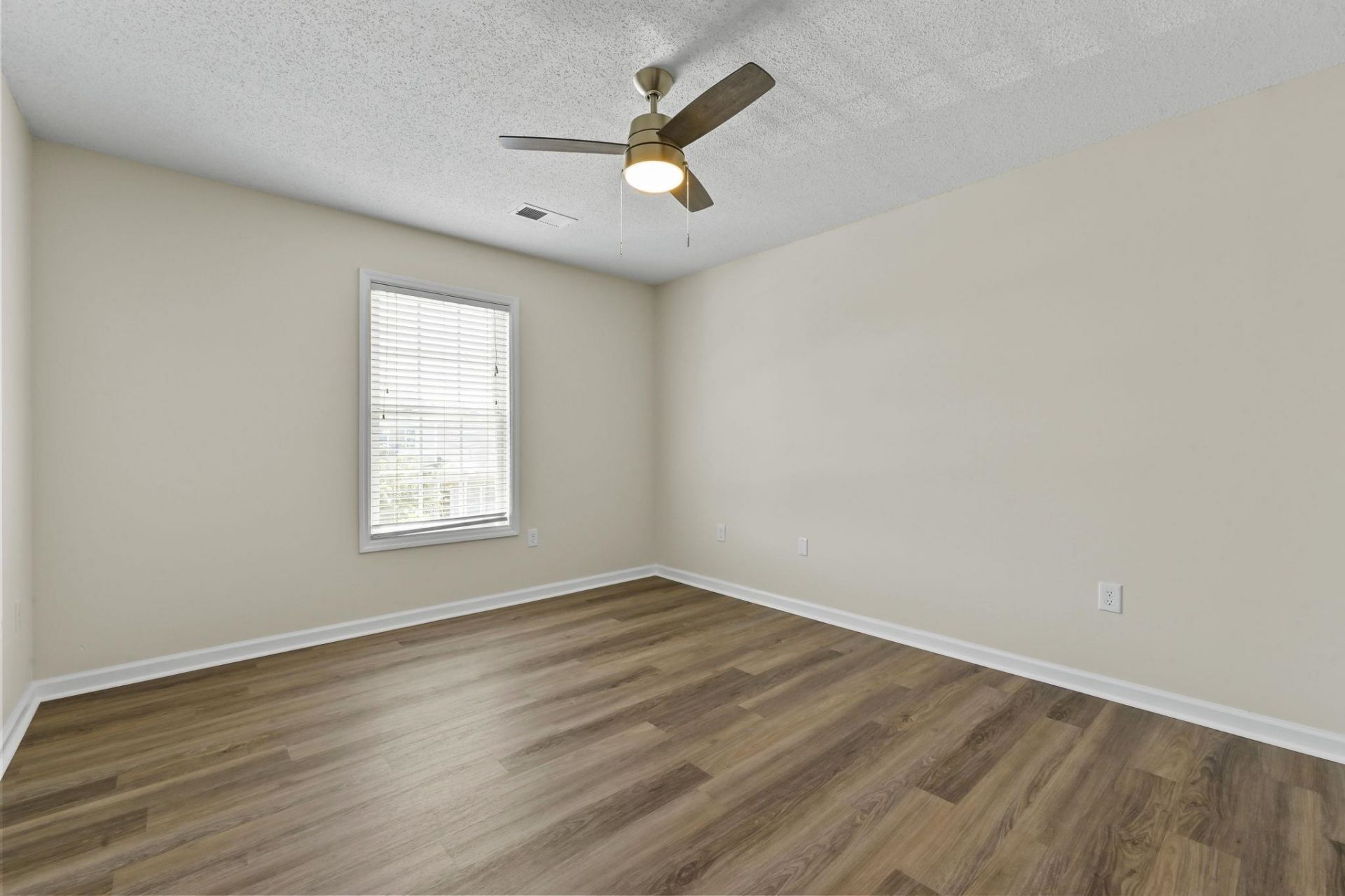 100 Spring Creek Dr. Photo 17