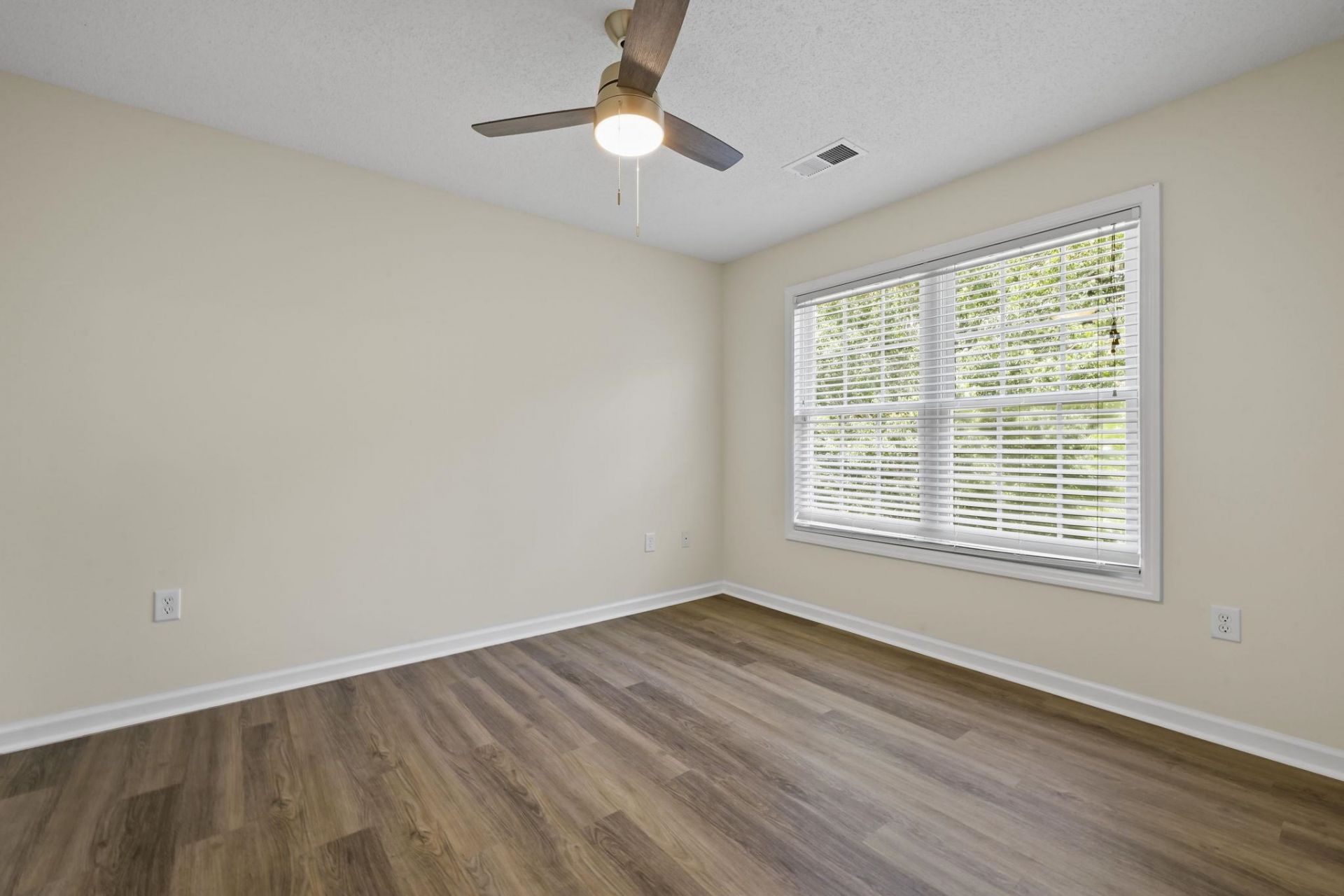 100 Spring Creek Dr. Photo 18